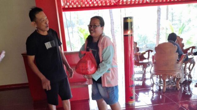 Yudhi Fu Berbagi Sembako