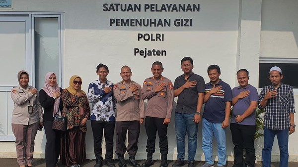 perwakilan-dirkesmasvet-ditjen-pkh-kementan-dan-pt-charoen-pokphand-di-sppg-polri-pejaten-jaksel-jumat-2062025-1750428318565_169