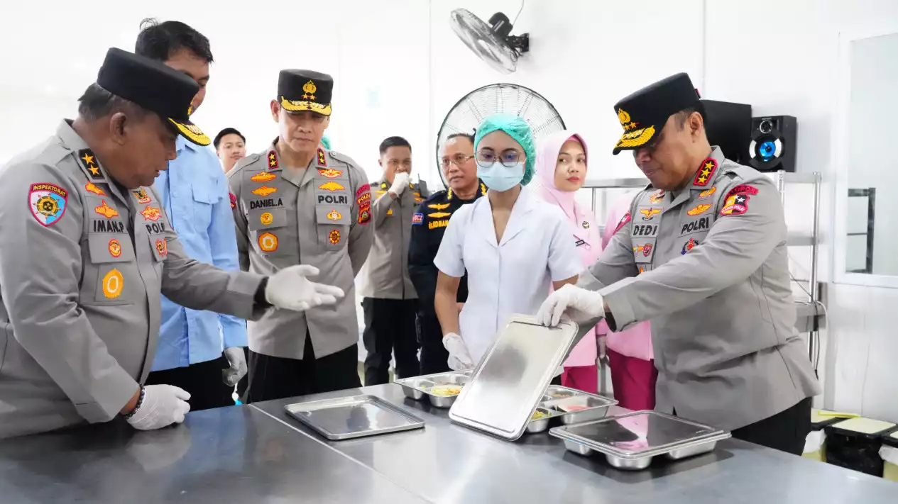 6903437428c9d-wakapolri-komjen-dedi-prasetyo-meninjau-sppg-plawa-polda-bali_1265_711