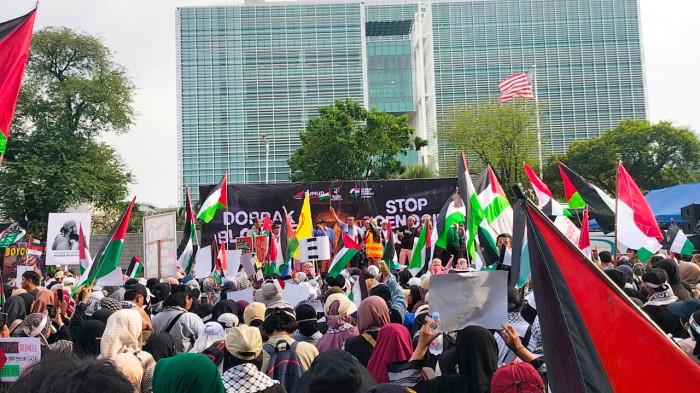 massa-menggelar-aksi-bela-Palestina-di-depan-Kedubes-Amerika-Serikat-AS-Selasa-7102025